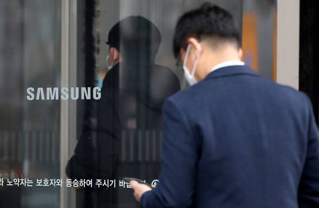 삼성전자의 2022년도 4분기 및 연간 실적이 발표된 31일 서울 서초구 삼성전자 서초사옥 로비에서 직원들이 오가고 있다. /뉴스1