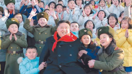 북한 김정은 노동당 총비서가 조선소년단 9차 대회 참가자들과 기념사진을 찍었다고 지난 2일 당 기관지 노동신문이 보도했다. 뉴스1