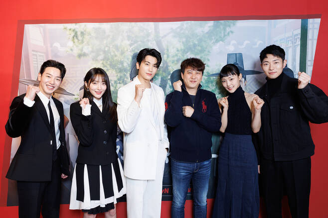 왼쪽부터 이태선, 표예진, 박형식, 이종재 감독, 전소니, 윤종석