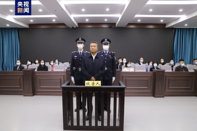한화로 약 6000억 원을 횡령한 혐의로 지난해 9월 사형을 선고 받은 전 네이멍구 공무원 리젠핑(중앙)