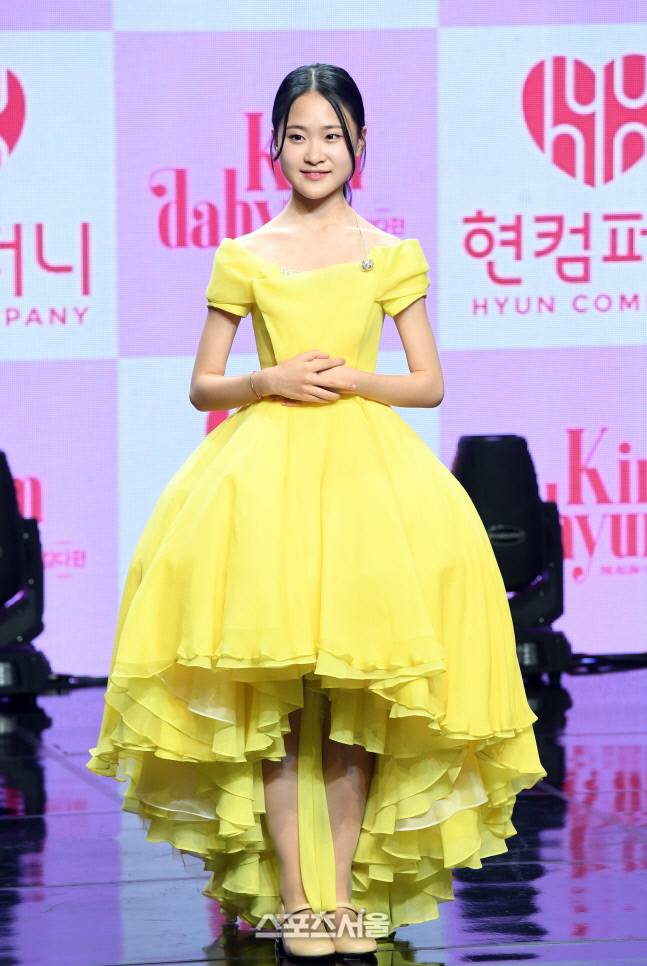 가수 김다현이 2일 오후 서울 강남구 일지아트홀에서 열린 2집 정규앨범 ‘열 다섯’ 발매 쇼케이스에서 취재진을 향해 포즈를 취하고 있다. 2023. 2. 2. 박진업기자 upandup@sportsseoul.com