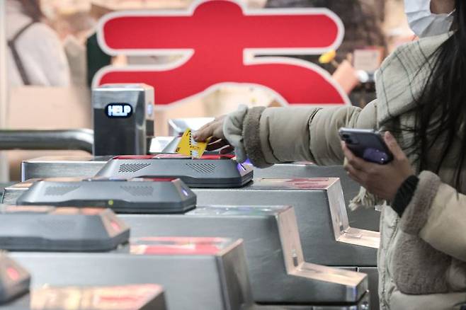 서울시가 지하철·버스요금 관련 300원과 400원 두 가지 인상안을 제시해 공청회를 열고 전문가와 시의원, 시민 등 의견을 수렴할 예정이다.ⓒ연합뉴스