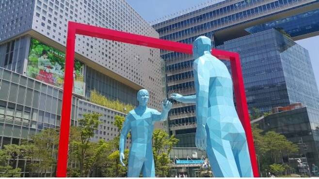 서울 상암동 MBC 사옥 부근의 ‘미러맨’ 동상ⓒ연합뉴스
