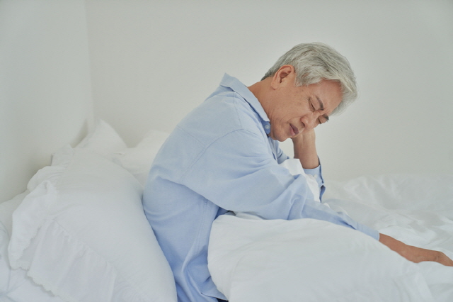 나이가 들면 몸의 생체리듬을 관장하는 뇌의 시상하부가 노화돼 아침 잠이 없어진다./사진=게티이미지뱅크