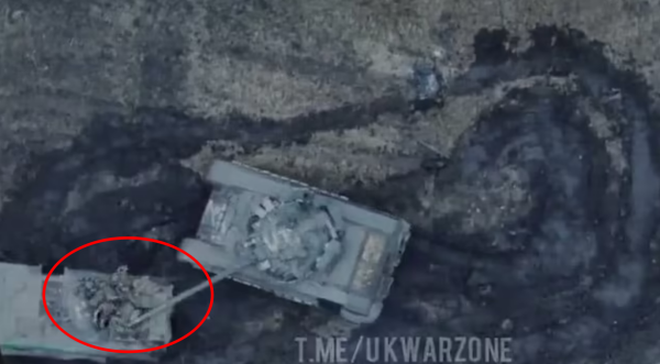 러시아군 탱크 운전병이 실수로 포탑을 잘못 휘두른 탓에 아군 5명이 피해를 입는 사고가 발생했다.(사진=우크라이나 국방부 트위터 영상 캡처)