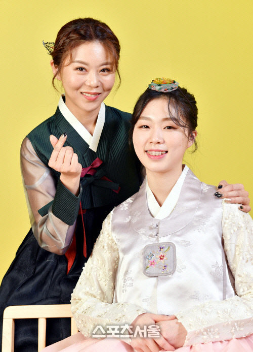 김가영(왼쪽)과 서서아. 사진은 지난 2020년 1월 본지와 설날인터뷰 당시 한복을 차려입고 포즈를 한 모습. 강영조기자