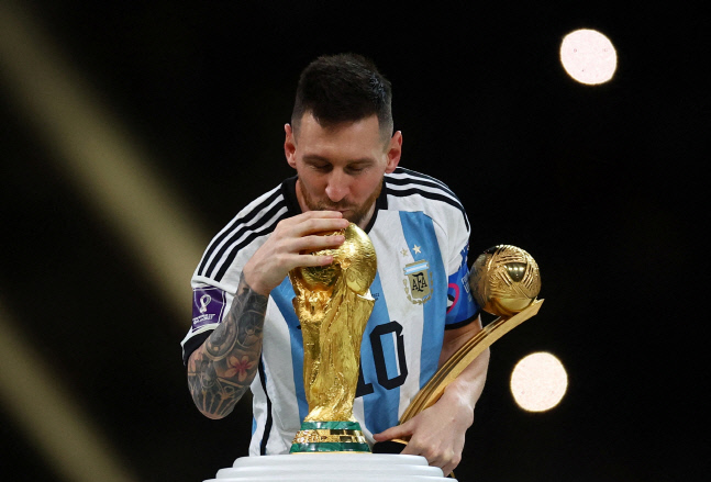 아르헨티나의 리오넬 메시가 지난해 12월18일 2022 카타르월드컵 결승전 뒤 시상식에서 우승트로피에 입맞춤하고 있다. 루사일|로이터 연합뉴스