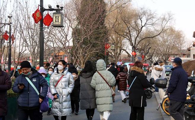 춘제 연휴 둘째날인 지난달 22일 중국 수도 베이징 스차하이에서 중국인들이 연휴를 즐기고 있다. /연합뉴스