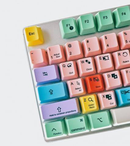 출처:Unsplash / girl with red hat