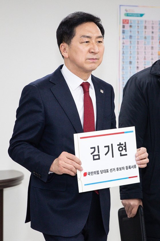 국민의힘 당권 주자인 김기현 의원이 2일 서울 여의도 중앙당사에서 전당대회 후보자 등록을 위해 입장하고 있다. 장진영 기자