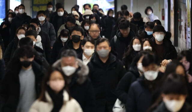 실내마스크 착용 의무 해제 다음날인 31일 오전 서울 지하철 광화문역 통로에서 시민 대부분이 마스크를 쓴 채 걸어가고 있다. / 사진=연합뉴스
