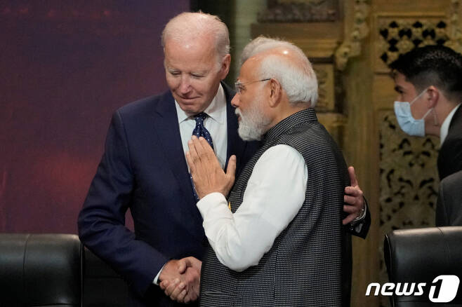 지난해 11월 G20 정상회담 중 조 바이든 미국 대통령이 나렌드라 모디 인도 총리와 손을 맞잡고 대화를 나누고 있다/사진=로이터,뉴스1