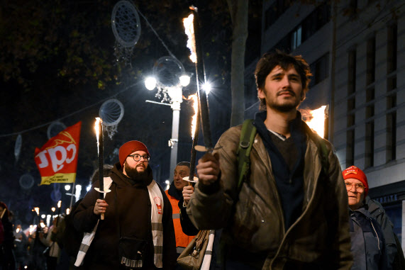 17일 프랑스 마르세유에서 열린 연금개혁 반대시위.(사진=AFP)