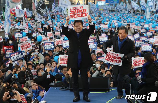 이재명 더불어민주당 대표가 4일 서울 중구 숭례문 앞에서 열린 '윤석열 정권 민생파탄 검사독재 규탄대회'에서 손피켓을 들고 있다. 2023.2.4/뉴스1 ⓒ News1 송원영 기자