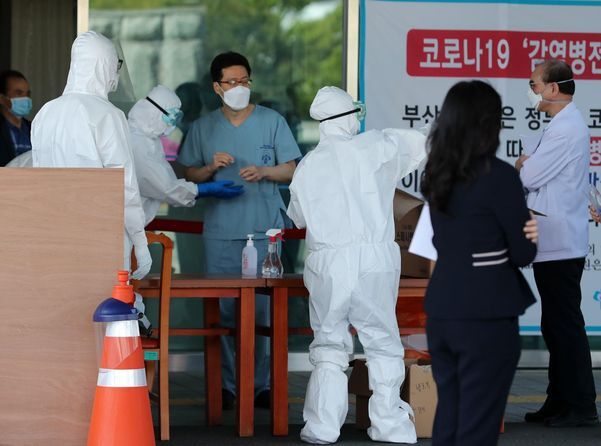부산의료원 선별진료소에서 의료진과 직원들이 신종 코로나바이러스 감염증(코로나19) 검사를 받고 있다. /연합뉴스