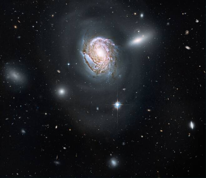 허블우주망원경이 촬영한 머리털자리 은하단에 있는 나선은하 NGC4911의 모습. 은하의 빠른 회전 속도는 암흑물질의 도입 필요성으로 이어졌다. /NASA, ESA, Hubble Heritage Team