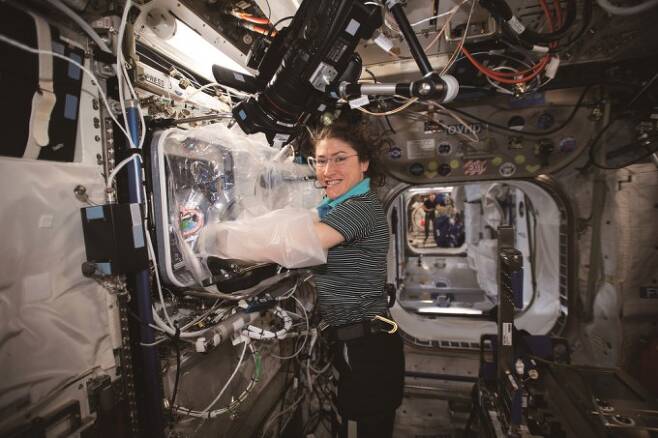 NASA의 우주비행사 크리스티나 코흐가 국제우주정거장(ISS)에서 신체 장기와 유사한 조직을 인쇄할 수 있는 3D 프린터 ‘BFF(BioFabrication Facility)’를 작동시키고 있다. 과학동아