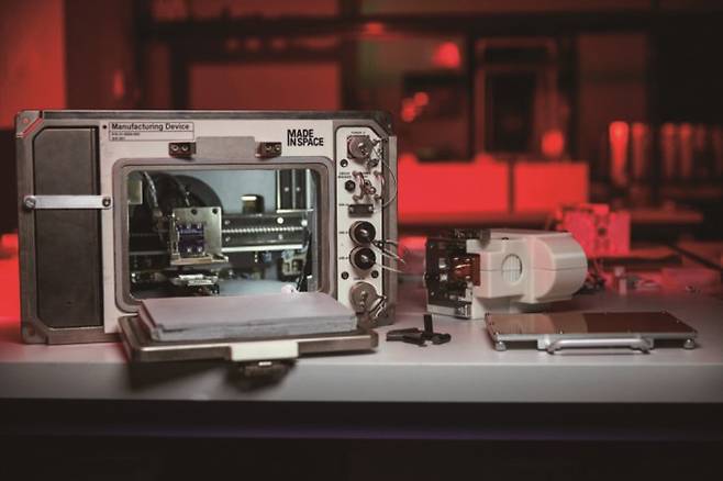 무중력 상태인 우주에서 3D 프린팅 실험을 하기 위해 ISS로 보낸 3D 프린터 Zero-G. 과학동아