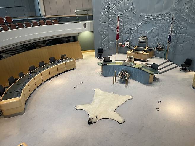 노스웨스트 준주 의회 의사당 바닥에 깔린 백곰의 가죽. 소수민족의 목소리를 듣겠다는 뜻으로 보존하고 있다. 이유진 기자