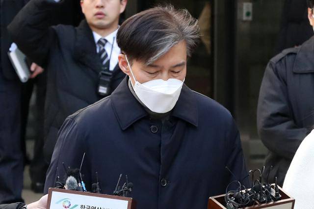 자녀 입시비리 등의 혐의로 재판에 넘겨진 조국 전 법무부 장관이 3일 오후 서울 서초구 서울지방법원에서 열린 1심 선고 공판에서 징역 2년을 선고받은 뒤 법원을 나서고 있다. 뉴스1