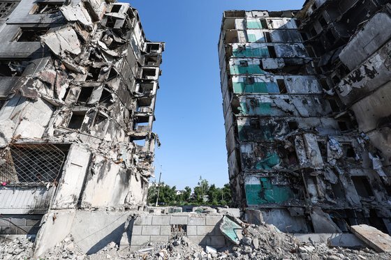 지난해 6월 우크라이나 수도 키이우 중심에서 북서쪽으로 50Km 떨어진 보로디안카의 한 아파트가 가운데 무너져 내려 있다. 보로디안카[우크라이나]= 연합뉴스