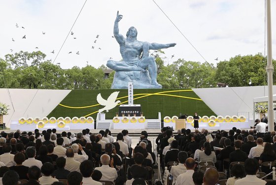 제2차 세계대전 중 미국이 일본 나가사키에 원자폭탄을 투하한 지 77년이 되는 지난해 8월 9일 나가사키시 평화공원에서 원폭 희생자 위령제 및 평화 기원식이 열리고 있다. 교도=연합뉴스