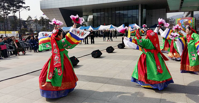 성남시 정월대보름 민속놀이 행사에서 전통 공연이 열리고 있는 모습. 성남문화원 제공