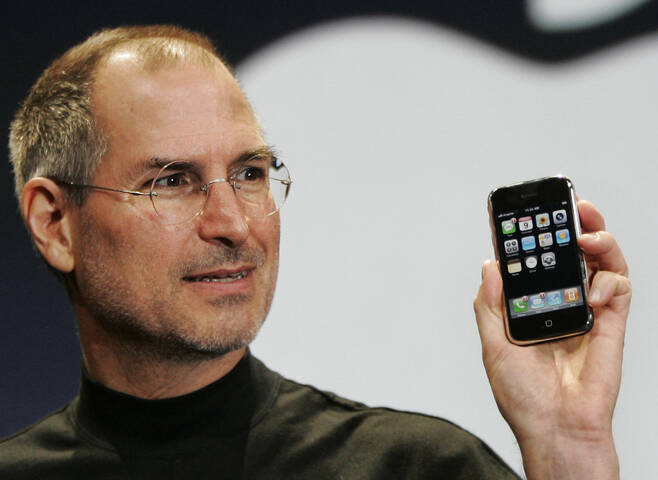 애플 공동 창립자 스티브 잡스가 지난 2007년 미 샌프란시스코에서 열린 맥월드 엑스포 콘퍼런스에서 아이폰을 들고 설명하고 있다. / 사진 = AP