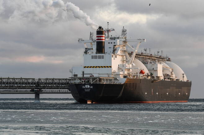 러시아의 LNG 운반선이 사할린의 항구에 정박해있다. 러시아의 우크라이나 침공 이후 MMBTU당 10달러에 육박했던 천연가스 가격은 최근 2.5달러 수준까지 폭락했다. [타스 연합]