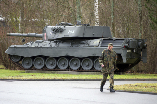 2012년 1월 10일 독일 지크마링겐의 한 군 막사에 전시된 레오파르트1 A4 전차의 모습. 연합뉴스