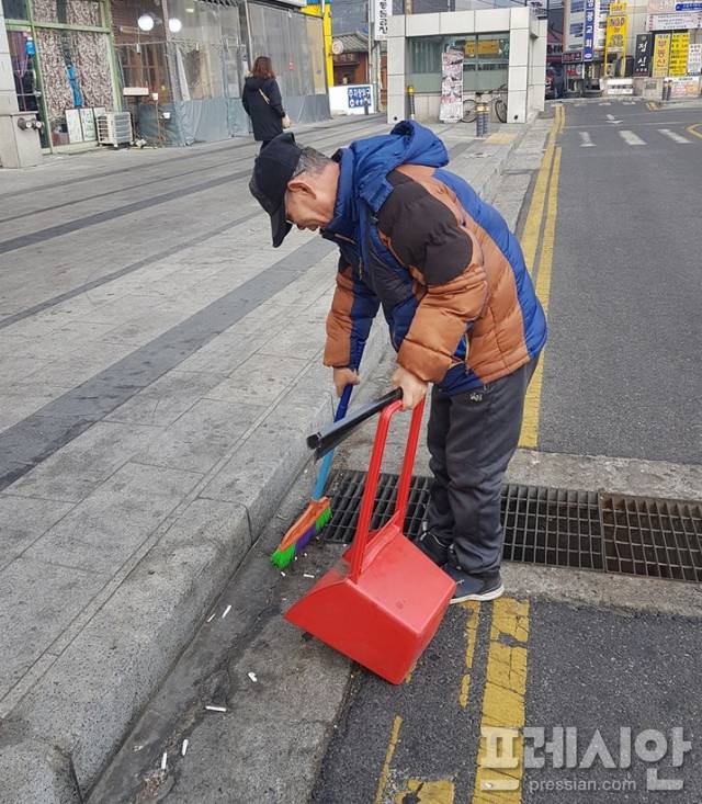 ▲의정부시가 담배꽁초를 수거하면 쓰레기 종량제 봉투를 주는 청소 시책을 시범 운영한다.ⓒ의정부시