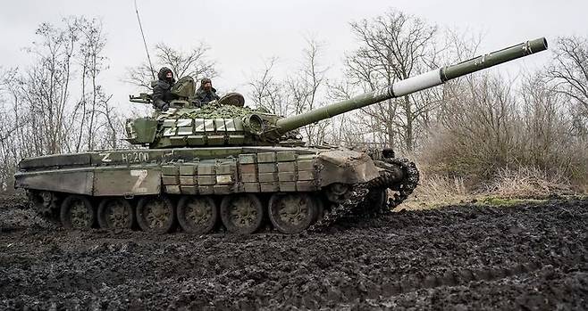 우크라이나 자포리자 인근에 새로 배치된 러시아군의 T-72. 지난 1월 23일, 타스-로이터=연합