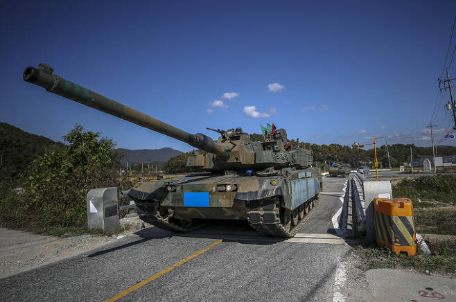 한국군 K2 전차가 다리를 건너 이동하고 있다. 세계일보 자료사진