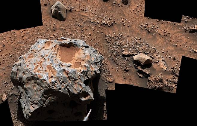 NASA 큐리오시티가 1월 28일 ‘카카오’라는 별명을 가진 철-니켈 운석의 이미지를 포착했다. 사진=NASA/JPL-Caltech/MSSS