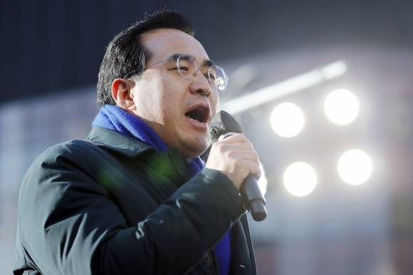 장외 집회서 발언하는 박홍근 원내대표 - 박홍근 더불어민주당 원내대표가 4일 서울 세종대로에서 열린 ‘윤석열 정권 민생 파탄·검사독재 규탄대회 ’에서 발언하고 있다. 2023.02.04. 뉴시스