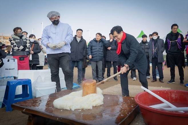 이기재 양천구청장이 떡메치기 체험을 하고 있다.