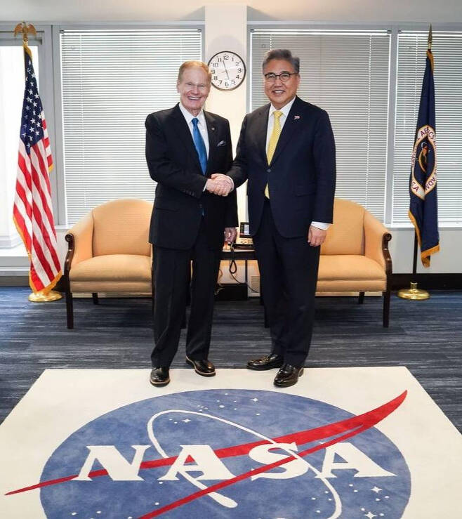 박진 외교부 장관(오른쪽)이 2일(현지시간) 미국 항공우주국(NASA)을 방문, 빌 넬슨 청장과 면담하고 기념 촬영하고 있다. [연합]