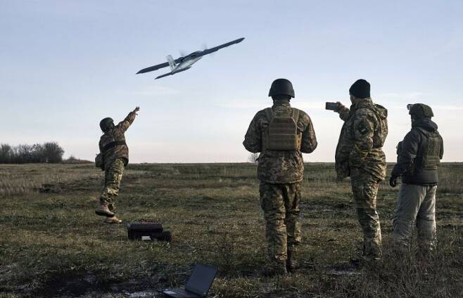 지난해 12월 러시아군과의 격전지인 바흐무트 인근에서 우크라이나군인들이 정찰용 드론을 띄우고 있다. 바흐무트=AP·연합뉴스