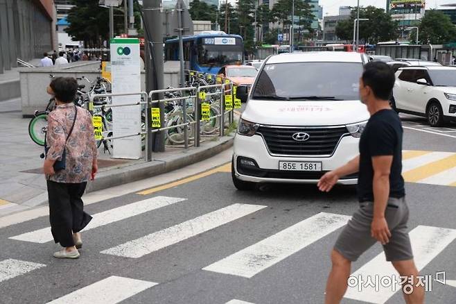 횡단보도 앞 일시정지 등 보행자 보호 의무를 강화한 도로교통법 개정안 시행 첫날인 12일 서울역 인근 도로에서 우회전 차량이 멈춰 서 있다. /문호남 기자 munonam@
