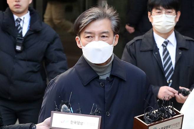 자녀 입시비리와 유재수 전 부산시 경제부시장 감찰 무마 혐의로 재판에 넘겨진 조국 전 법무부 장관이 3일 오후 서울 서초구 서울지방법원에서 열린 1심 선고 공판에서 징역 2년을 선고 받은 뒤 법원을 나서고 있다./뉴스1