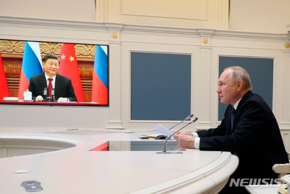 러시아 모스크바에서 화상을 통해 시진핑 중국 국가주석과 회담하는 블라디미르 푸틴 러시아 대통령. [사진=AP/뉴시스]