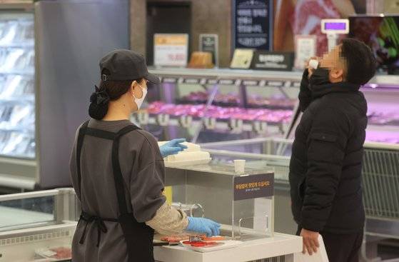 실내 마스크 착용 의무 해제로 대형마트에서 코로나19 이전 수준으로 시식 행사가 확대될 것으로 보인다. 사진은 지난달 31일 서울 시내 대형마트의 시식 코너 모습. 연합뉴스