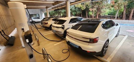 제주 서귀포시에 SK렌터카가 세운 전기차 충전 복합 시설인 에코라운지에서 충전 중인 전기차들. 카페 브랜드 테라로사가 드라이브스루 서비스를 제공한다. 김민상 기자