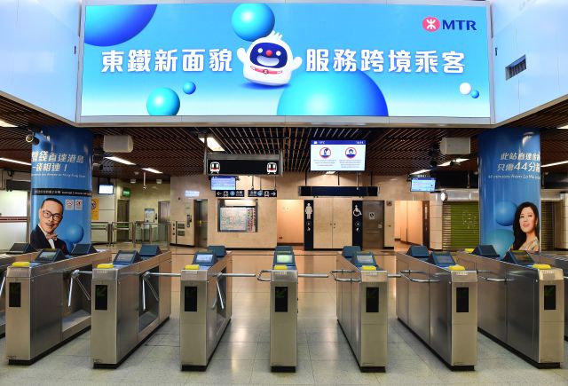 중국 특별행정구 홍콩의 지하철역 개찰구 모습. 중국은 6일부터 홍콩, 마카오 왕래 시 적용됐던 코로나19 검사와 일일 여행객 수 제한을 폐지한다고 발표했다. 신화연합뉴스
