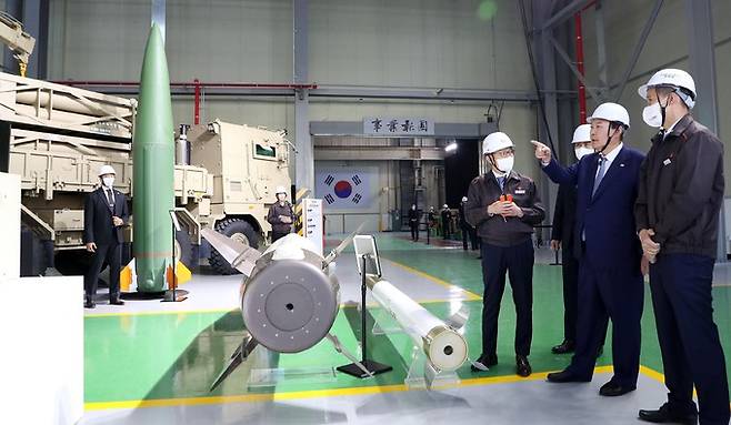 윤석열 대통령이 2022년 11월 24일 경남 창원 한화에어로스페이스를 방문해 천무 발사대 및 탄약 운반차를 관람하고 있다. 창원=뉴시스