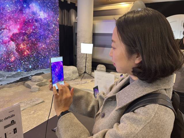 기자가 천체 사진 촬영을 체험하고 있다. /실리콘밸리=정혜진 특파원