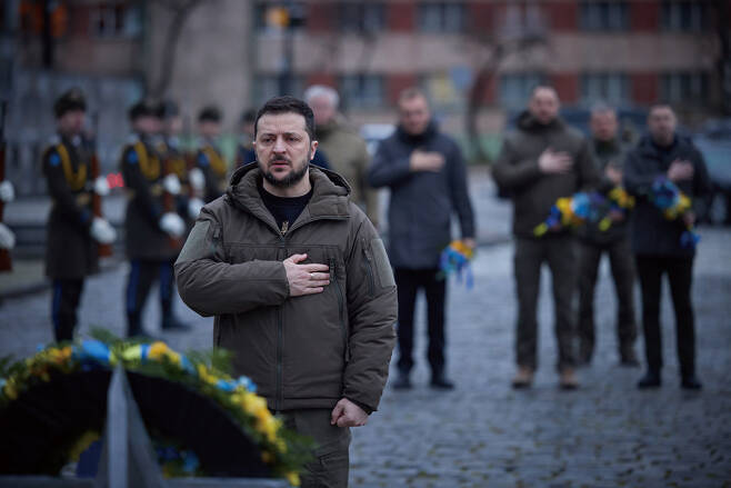 젤렌스키 우크라이나 대통령이 1월11일 우크라이나 리비우 리차키프스키 묘지에서 전쟁 중 전사한 우크라이나 군인들을 추모하고 있다. ⓒUPI 연합