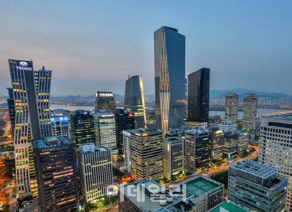 서울 여의도 증권사 전경. STO(Security Token Offering)는 블록체인 기술 기반으로 토큰(가상자산) 형태의 증권(ST)을 발행하는 것이다. 부동산·미술품 등 실물자산을 담보로 토큰을 발행해 증권처럼 거래할 수 있다. 소액 쪼개기 투자를 하는 것이어서 ‘조각투자’로 불린다. 투자자는 지분, 의결권, 이자, 수익금 등을 나눠 가질 수 있다. 당초 증권형 토큰으로 불렸으나, 금융위원회는 향후 자본시장법·전자증권법에 반영할 법령상 용어로 ‘토큰 증권’으로 명명했다. (사진=이데일리DB)