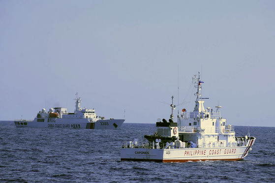 지난해 3월 2일 필리핀 북서부 바다에서 필리핀과 중국 해양경비대 순찰선들이 근접 항해하고 있다. [사진= AP, 연합뉴스]