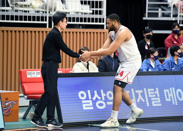 경기 후 악수를 나누는 수원 kt 서동철 감독(왼쪽)과 안양 KGC 오마리 스펠맨. ⓒKBL